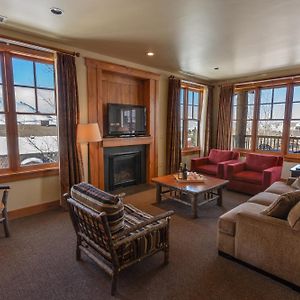 Deluxe One-Bedroom Apartment